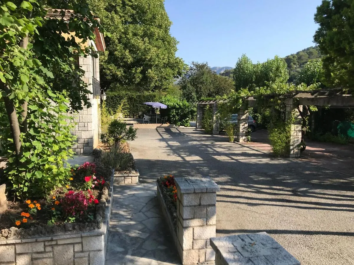 Hotel La Vigneraie Levens 2*,