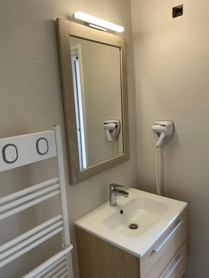 Hotel La Vigneraie Леван 2*,
